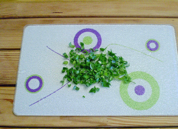 1. Этап. Картошка с солеными огурцами: 8. Нарезаем мелко любую зелень. Можно взять петрушку, укроп, зеленый лук перо, молодые листья чеснока.