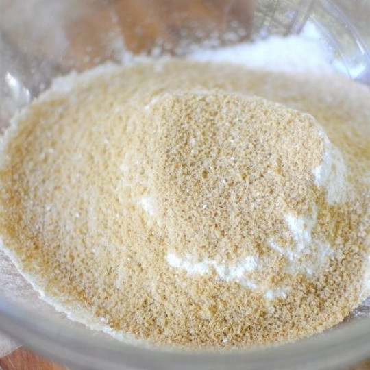 1. Этап. Оладьи с базиликом и шоколадом: Перемешиваем все ингредиенты и еще раз просеиваем, чтобы в тесто не попали никакие посторонние ингредиенты.