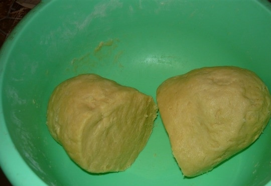 1. Этап. Печенье Улитка: Получившееся гладкое тесто делим на две части.