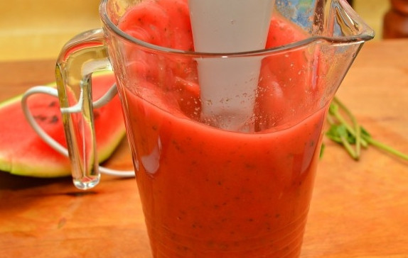 1. Этап. Коктейль фреш: Все ингредиенты измельчаем блендером до однородного состояния. Листики мяты должны превратиться в зеленую кашицу, тем самым окрасив арбуз в зеленоватый цвет. Не бойтесь, это не испортит цвет, а только подчеркнет одно другое.