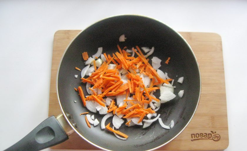 1. Этап. Паштет из вешенок: Морковь очистите, помойте и нарежьте. Добавьте к луку. Налейте подсолнечное масло и слегка припустите овощи на небольшом огне в течение 8-10 минут. Очень зажаривать не нужно. Морковь должна стать немного мягче, а лук прозрачным.