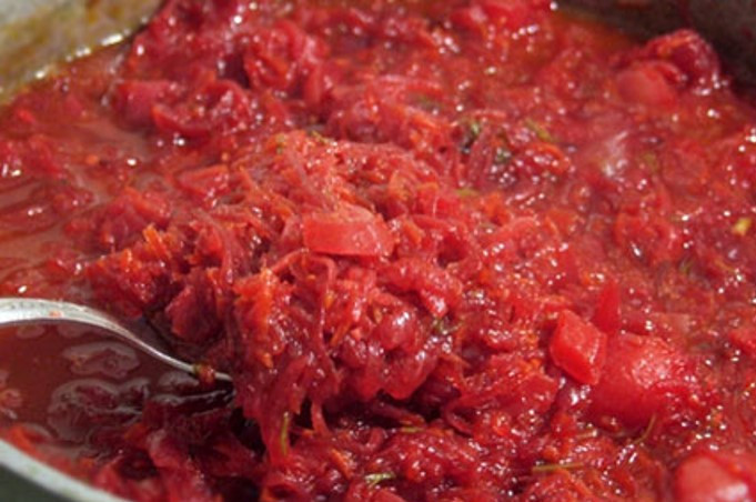 1. Этап. Заправка для борща из свеклы на зиму: Добавьте зелень, перемешайте и протушите еще 10 минут. Заправка готова.