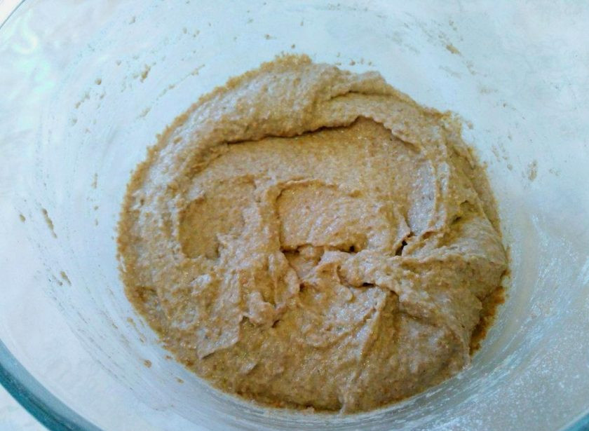 1. Этап. Ржаные оладьи с отрубями: Хорошо соедините все компоненты до получения однородного теста, тесто должно напоминать консистенцию жирной сметаны.