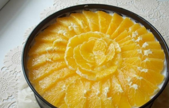 1. Этап. Апельсиновое желе для торта: 2. Апельсины нарезаем очень тонкими кружочками и выкладываем красиво поверх крема. При желании, опять же, можно использовать и другие фрукты.