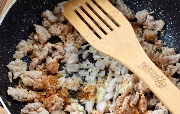 1. Этап. Перцы Тако: В сковороде разогрейте растительное масло, обжарьте мясной фарш до румяной корочки, добавьте измельченный лук, приправьте 