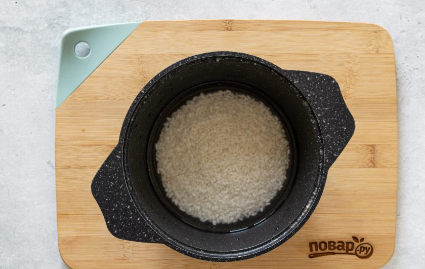 1. Этап. Рисовая каша с грибами: Рис промойте до прозрачности. Отварите в воде до готовности.