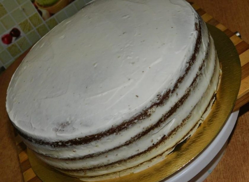 1. Этап. Креативный торт для мужчины: Соберите торт. Обмажьте его сверху и по бокам кремом. Дайте торту застыть в холодильнике.