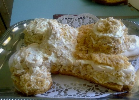 1. Этап. Торт Собачка из крема: Когда собрали основу собачки, ее туловище с лапами, приступаем к формированию головы. Оставшиеся кусочки бисквита поломаем на небольшие кусочки и смешаем с кремом. И вот из этой массы и слепим голову