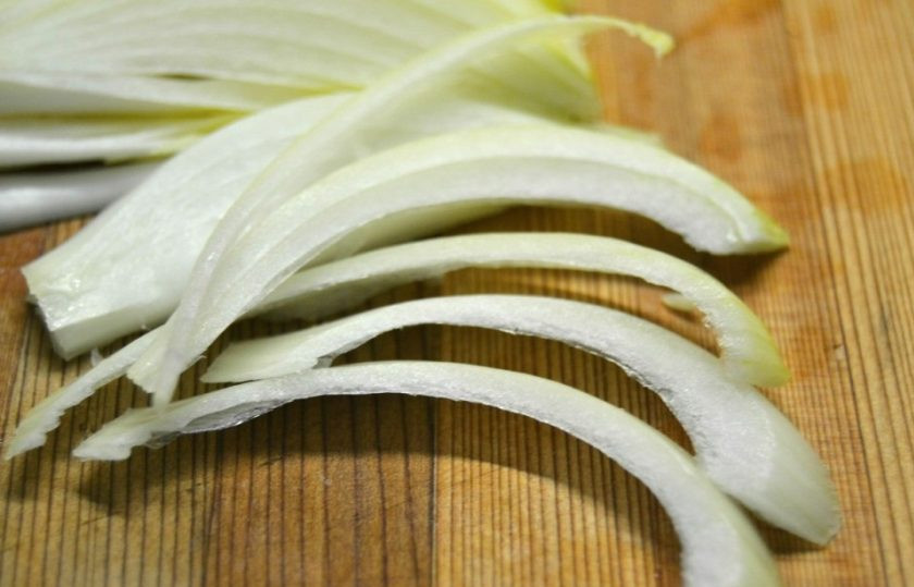 1. Этап. Очень простой гороховый суп: 6. Почистите лук и порежьте его полосками.