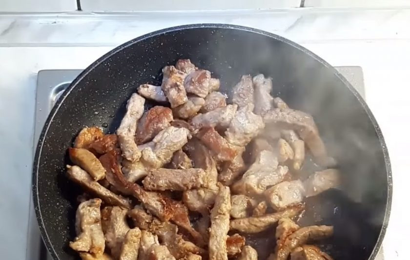 1. Этап. Мясо в вишневом соусе: 2. На растительном масле обжарьте мясо сначала с одной стороны, затем с другой до золотистой корочки. В конце посолите мясо и уберите с плиты.