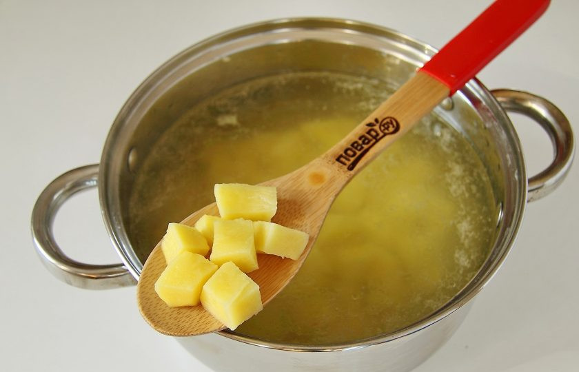 1. Этап. Суп с рисом и кабачком: Как только вода закипит, добавьте в кастрюлю нарезанный кубиками картофель и варите его 5 минут после закипания.