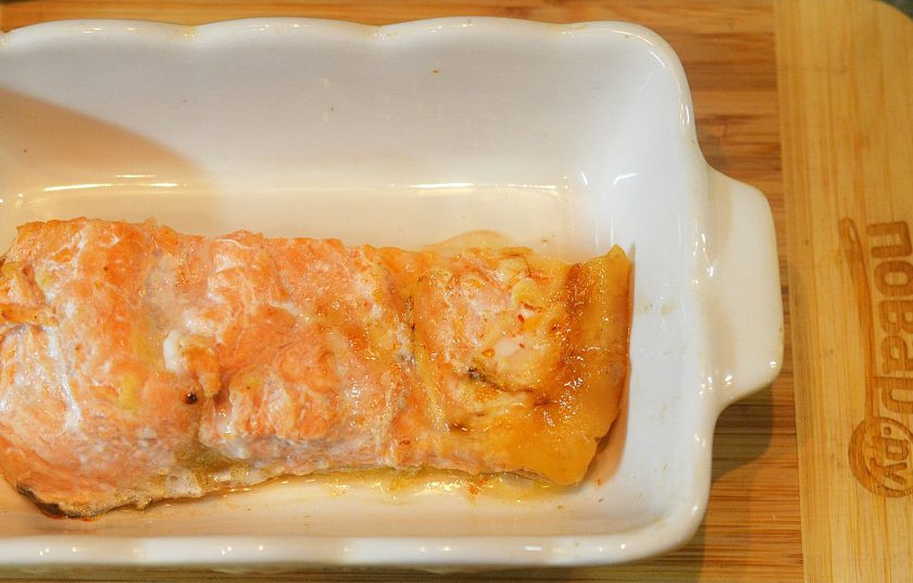 1. Этап. Лосось с соусом из горчицы и укропа: 2. Выложите в форму, полейте 2 ложками лимонного сока, посолите, поперчите. Запекайте при 180 градусах около 15 минут.