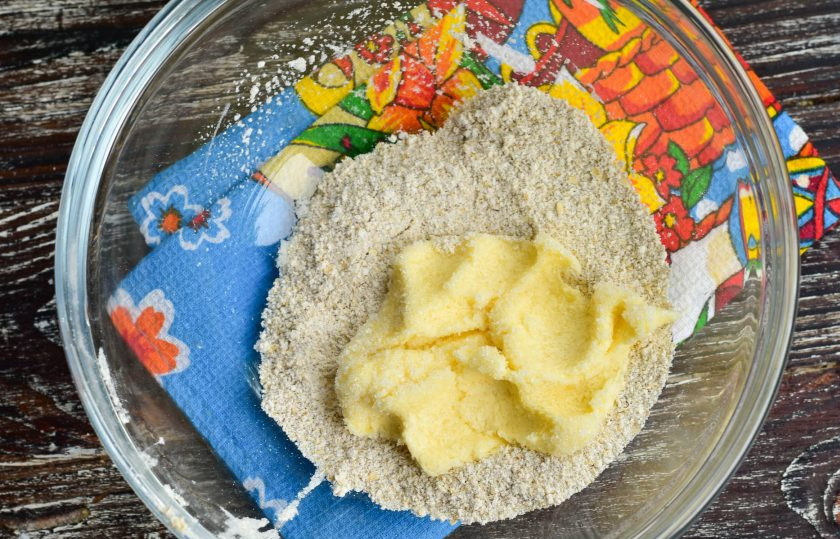 1. Этап. Овсяное песочное печенье: Сливочное масло перемешайте с солью и сахаром. Выложите масляную смесь к молотым хлопьям.