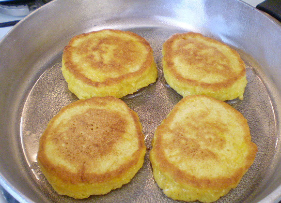 1. Этап. Оладьи из тыквы с манкой: Жарьте до образования румяной корочки с обоих сторон.