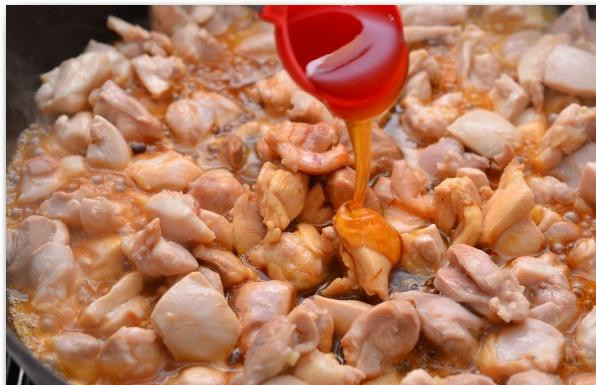 1. Этап. Паста с курицей и медом: И мед. Перемешиваем и тушим в соусе до полной готовности курицы.