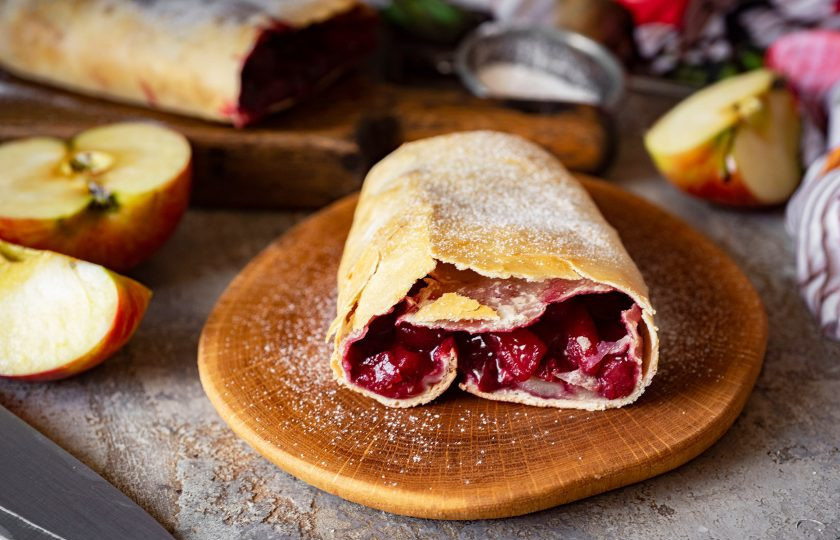 1. Этап. Штрудель с яблоками и вишней: Готовый штрудель полностью охладите и приступайте к нарезке.