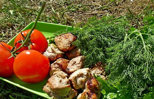 1. Этап. Шашлык из свинины с луком: Когда свинина хорошо подрумянится, разрезаем пару кусочков мяса, чтобы проверить готовность. Если мясо внутри не красное, можно подавать наш шашлычок к столу. Приятного всем аппетита!