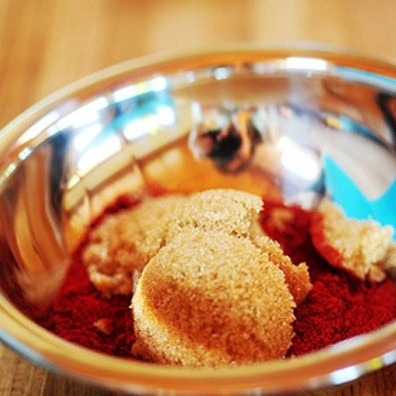 1. Этап. Жареные свиные ребрышки в духовке: В небольшой мисочке смешиваем все сухие ингредиенты.