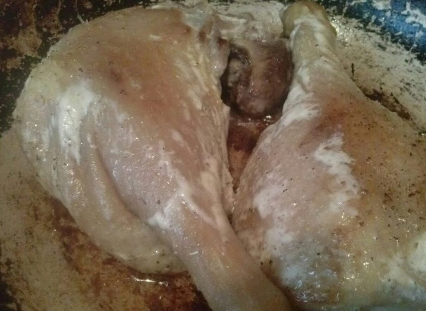 1. Этап. Утка тушеная по-деревенски: 1. Очень люблю готовить утку этим способом, обязательно отвариваю на гарнир тонкую вермишель или картофельное пюре. Итак, сразу замаринуйте птицу в майонезе (у меня было 2 ножки), добавьте соль и черный молотый перец, а также любые специи по вашему вкусу. Оставьте ее в таком состоянии на 30 минут. Моя бабушка готовит в деревне утку без добавления соусов, а просто с перцем и чесноком. Я не люблю перебивать вкус птицы чесноком (особенно утки из-за ее особого удивительного вкуса), поэтому воздержалась от него. Когда мясо немного постоит, отправляйте его жариться.