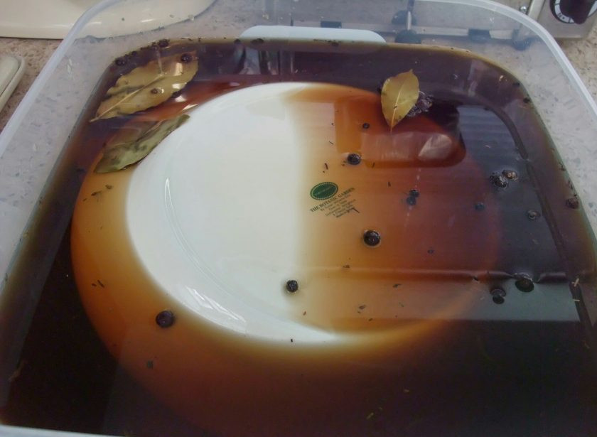 1. Этап. Засолка сала в рассоле: 4. Накройте сало тарелкой, чтобы оно полностью погрузилось в рассол. Отправьте его в холодильник на 5-7 дней. Начинайте пробовать его с четвертого дня.