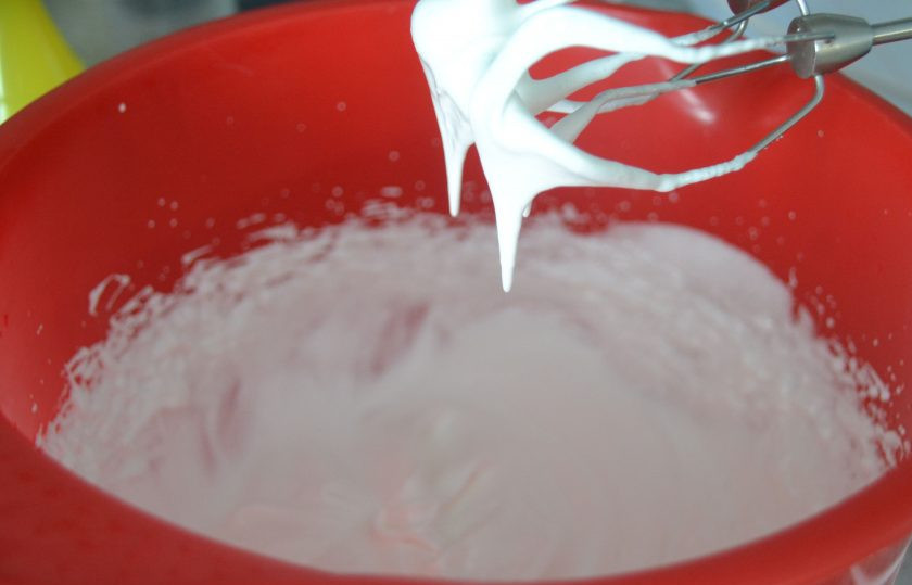 1. Этап. Миндальное безе: Всыпьте сахар, добавьте 2-3 капли лимонного сока, взбейте до пиков.
