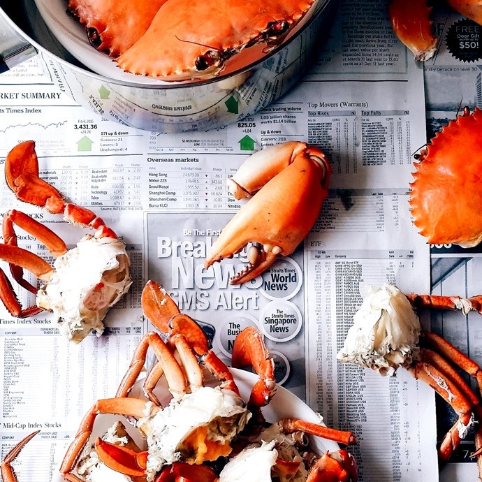 1. Этап. Крабовые тефтели: Крабов промойте и почистите. Отварите их в 1 литре кипятка в течение 15 минут. Почистите и достаньте из них мясо.