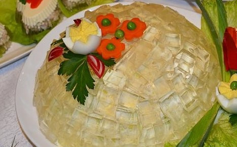 1. Этап. Салат для праздничного стола: Украшаем салат на свой вкус и отправляем в холодильник на 1 час. Затем можно подавать на праздничный стол.