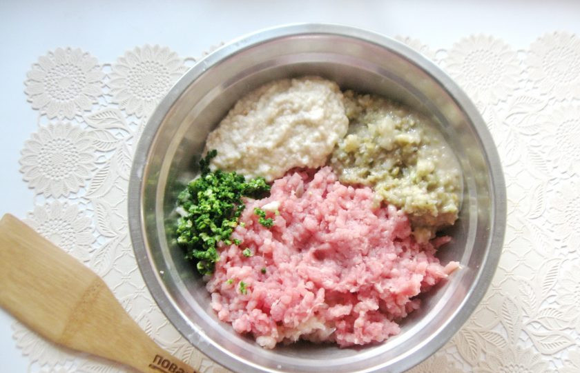 1. Этап. Мясные котлеты с баклажанами: Белый батон или булку залейте холодной, кипяченой водой и через несколько минут отожмите. Петрушку помойте. Пропустите через мясорубку и эти ингредиенты.