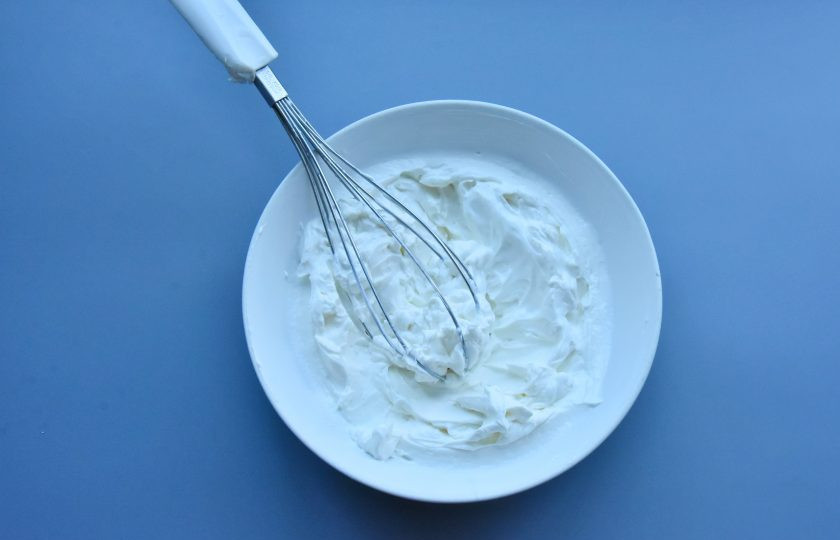 1. Этап. ПП капкейки: Смешайте все ингредиенты крема в однородную массу. Охладите крем в холодильнике.