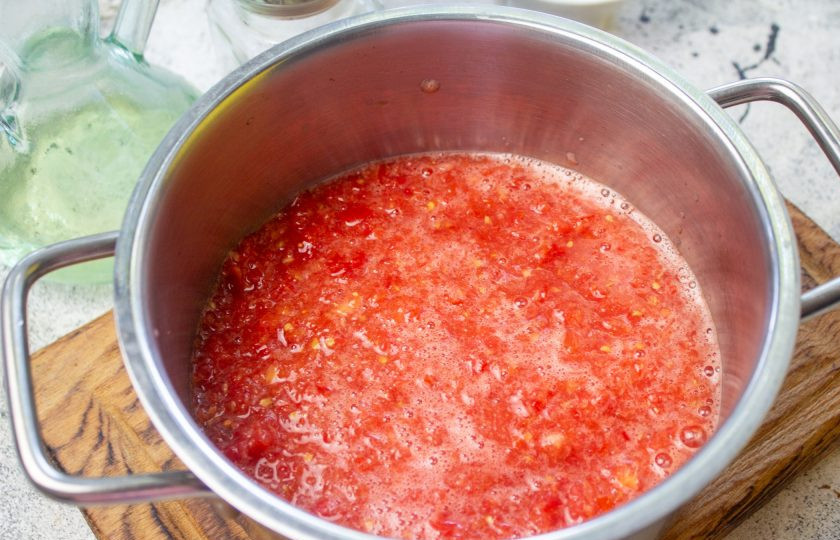 1. Этап. Мамино лечо: Перелейте томатное пюре в кастрюлю с толстым дном и доведите до кипения.