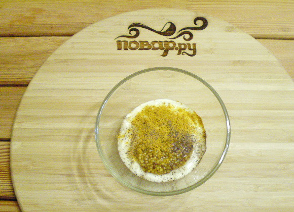 1. Этап. Куриные шашлычки в духовке на шпажках: Из майонеза и специй приготовьте маринад.