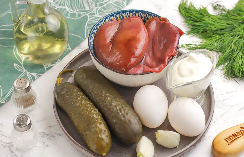 1. Этап. Салат из печени баранины: Подготовьте указанные продукты. Баранью печень зачистите от пленок и сосудов, лук — от кожуры и промойте. Куриные яйца отварите заранее в течение 12 минут и остудите.