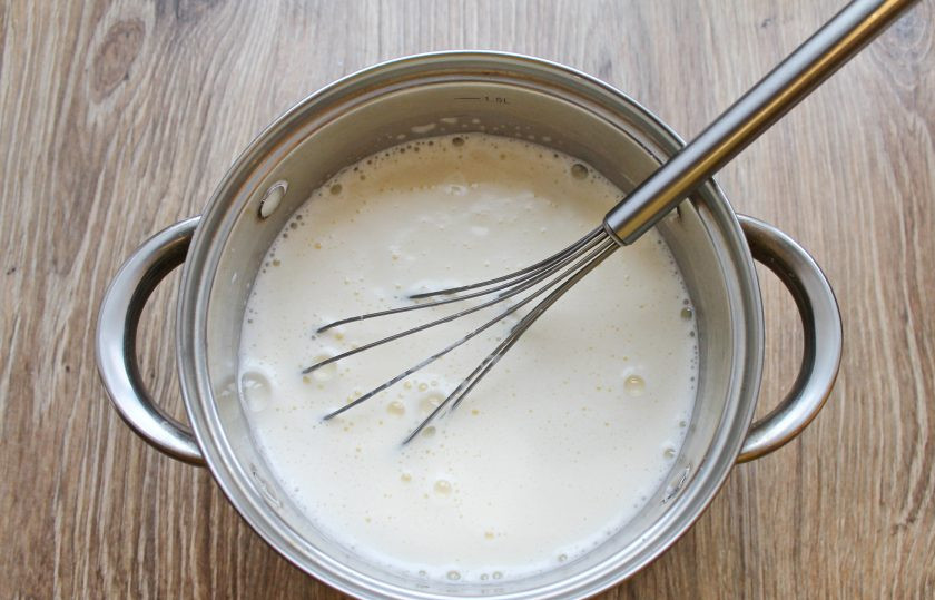 1. Этап. Польский медовик: Оставшееся молоко доведите на медленном огне до кипения в другой кастрюле. Интенсивно мешая венчиком, влейте яичную смесь. Перемешивайте до однородности.