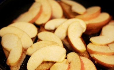 1. Этап. Гренки с яблоками: Гренки поджарились с одной стороны, переворачиваем их и выкладываем на подрумянившуюся сторону ломтика кусочки яблок.