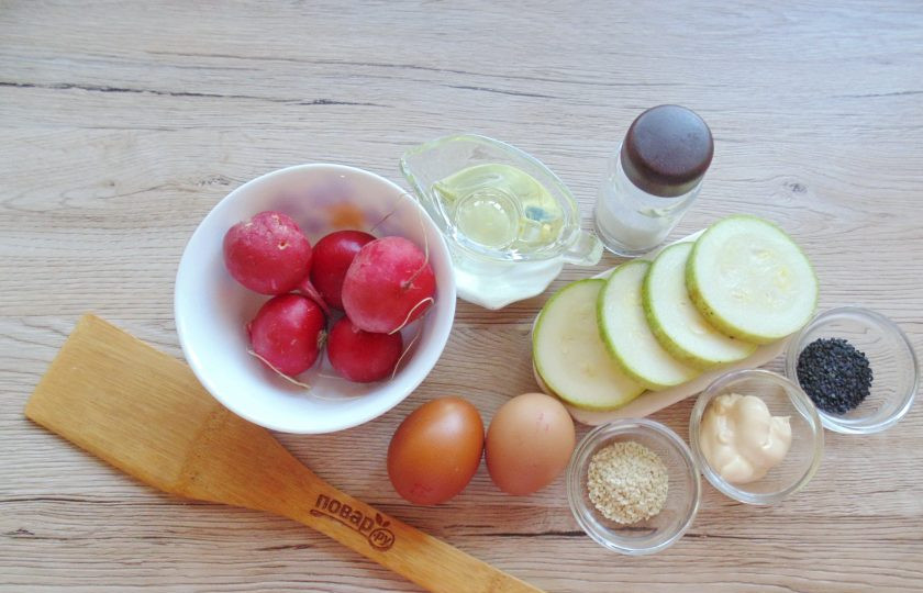 1. Этап. Салат из кабачков с редиской: Подготовьте ингредиенты для приготовления салата.