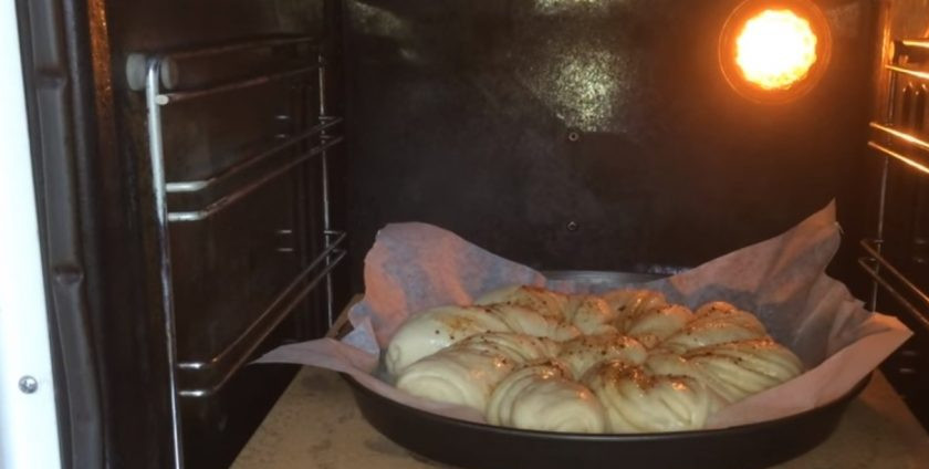 1. Этап. Булочки, политые шоколадом: Посыпьте пирог тростниковым сахаром, перенесите на бумагу для выпечки и накройте пленкой. Оставьте на 30 минут при комнатной температуре. Смажьте пироги взболтанным яйцом и отправьте в разогретую до 180 градусов духовку на 30-35 минут.