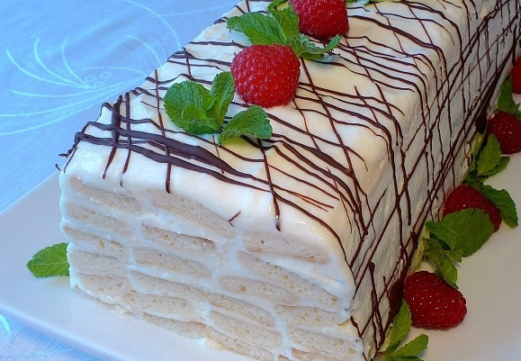 1. Этап. Торт Медовое полено: 7. Аккуратно переверните торт на тарелку для подачи и украсьте по вкусу. Приятного чаепития!