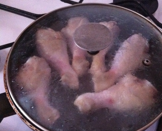 1. Этап. Курица по-корейски: Затем добавляем в сковороду небольшое количество воды, накрываем крышкой сковородку и тушим курицу на медленном огне 10-15 минут.