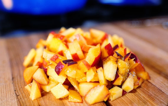 1. Этап. Топпинг из персика и базилика: 1. Промойте и нарежьте персики мелким кубиком.