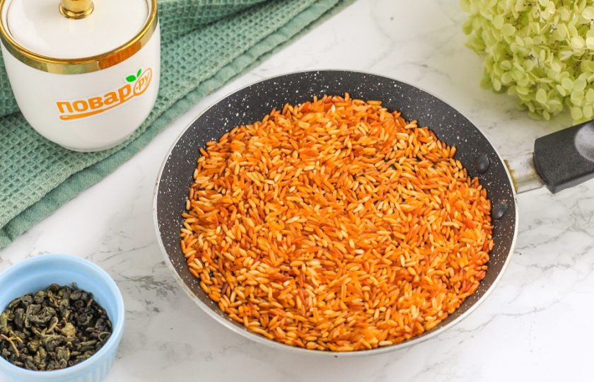 1. Этап. Гэммайтя: Когда рис полностью станет коричневым, выключите нагрев. Следите за крупой, чтобы она не пережарилась и не обуглилась.