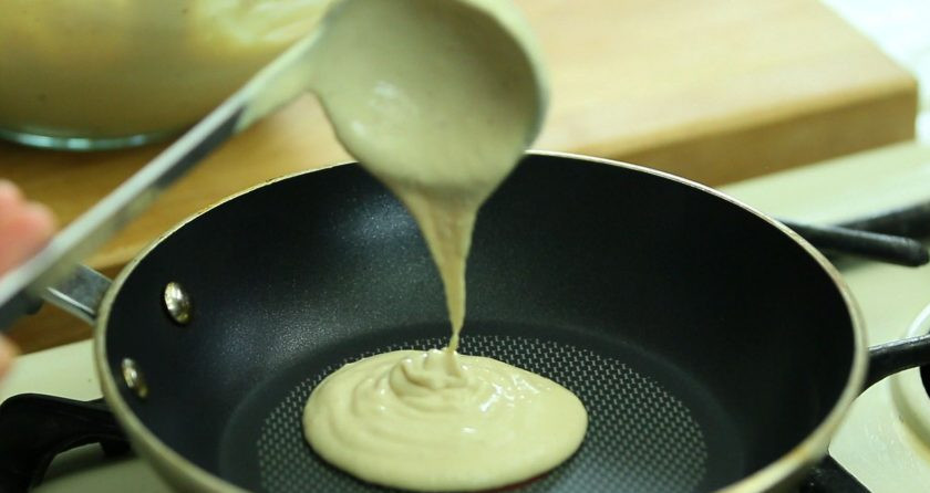 1. Этап. Панкейки с йогуртом: 4. Порциями вливайте тесто на антипригарную сковороду.