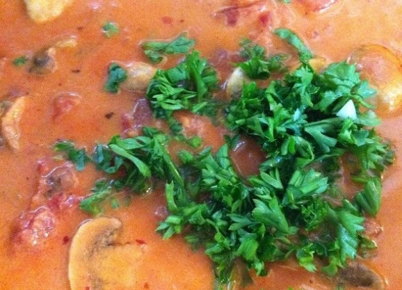 1. Этап. Ригатони с томатным соусом: 5. Далее добавьте измельчённую петрушку. В это же время отварите макароны до готовности.