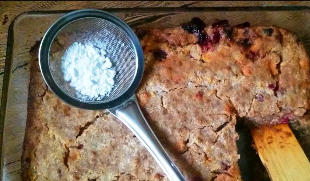 1. Stage. Cottage cheese and buckwheat dessert with cranberry sauce: The form is sent to a preheated 180 degrees for 20 minutes.