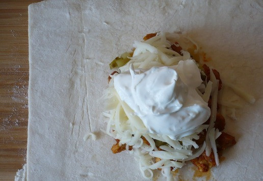 1. Этап. Слойка с индейкой: Выложите его сверху на маринованные огурцы, добавьте сметанный соус.