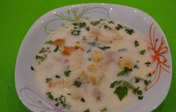 1. Этап. Cырный суп для детей: Вот и все! Перед подачей добавьте в суп сухарики, а также посыпьте его измельченной свежей зеленью. Приятного аппетита!