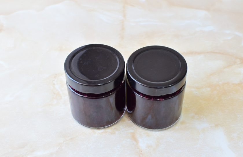 1. Этап. Варенье Пятиминутка из черной смородины: Закройте крышками. Оберните банки теплым одеялом и оставьте так до полного остывания. Так в них будет продолжаться процесс готовки все время остывания. Затем баночки можно будет убрать в прохладное место для хранения.