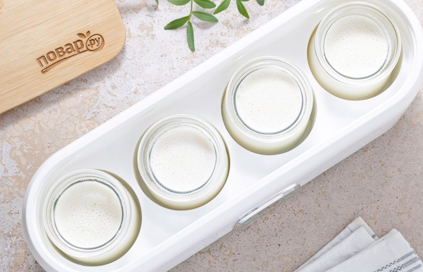1. Этап. Йогурт на кокосовом молоке: Разлейте получившуюся смесь по баночкам йогуртницы. Поставьте их в йогуртницу, не накрывайте крышками. Готовьте йогурт 12 часов при температуре 40-42 градуса.