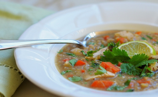 1. Этап. Куриный суп с красной чечевицей: 6. Через пару минут суп будет готов. Добавьте перец и нашинкованную кинзу. Приятного аппетита!