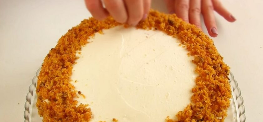 1. Этап. Морковный бархатный торт: 7. Соберите торт: перемажьте коржи, верх и бока торта кремом. Украсьте крошкой и орехами. Отправьте торт в холодильник на 3-4 часа. Приятного аппетита!