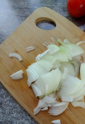 1. Этап. Индейка под шубой на гриле: Лук нарезать четвертькольцами, обжарить на масле до мягкости, чуть-чуть подсолить.